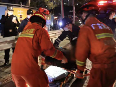 107国道宝安段一车侧翻，司机被困 ，深圳消防迅速救援
