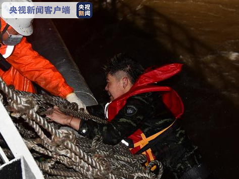 滚动 | 长江口两船碰撞一船翻扣：已救起11人，其中3人无生命体征