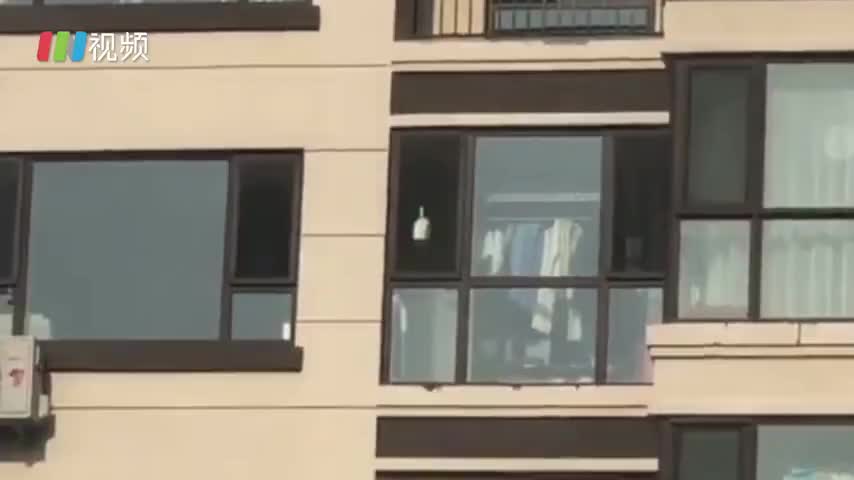 大连一业主用鱼竿将外卖钓上19层