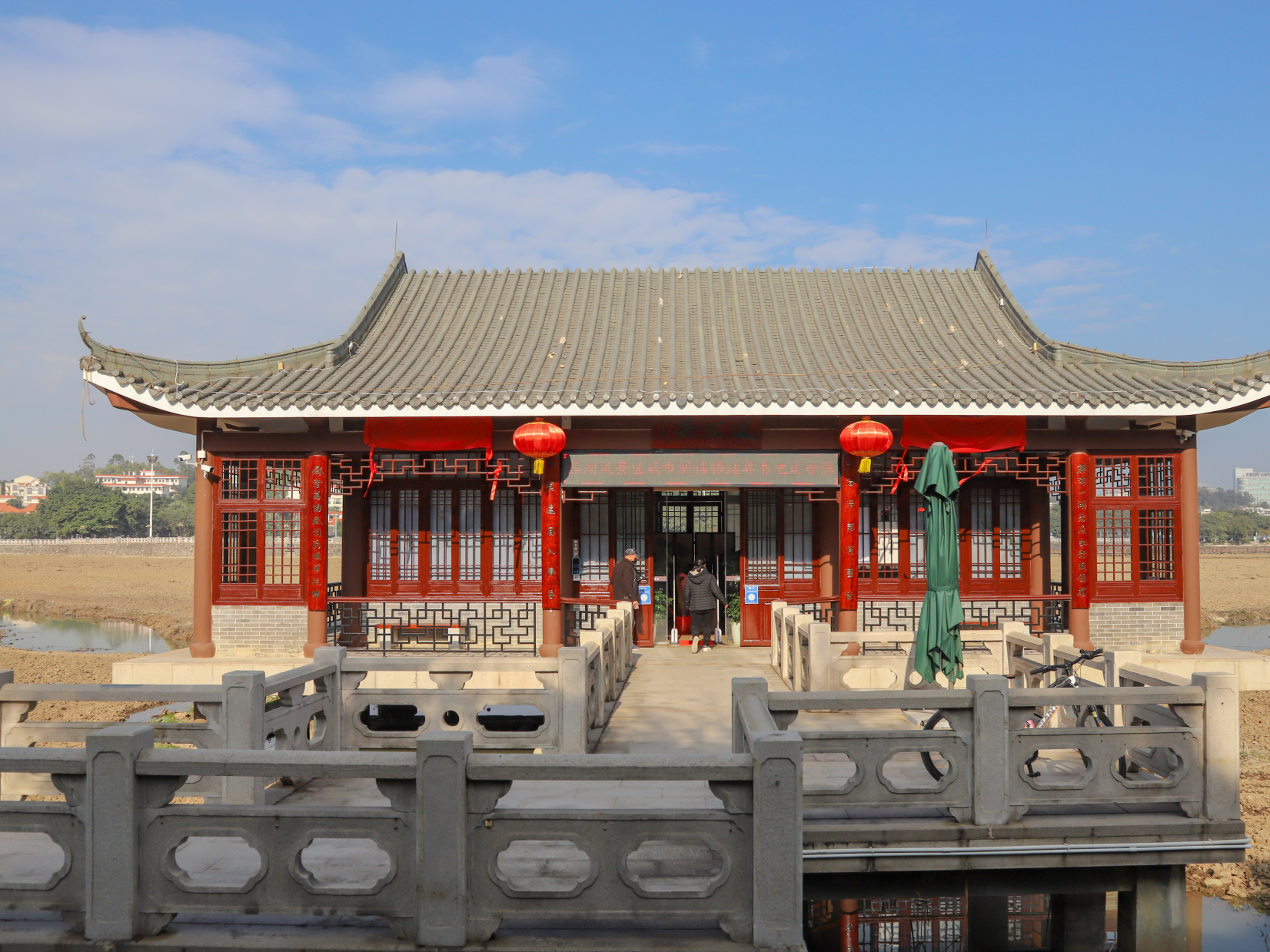 东莞桥头莲湖上建起古色古香“粤书吧”