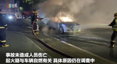深圳电动出租车凌晨突然起火 期间伴有爆炸