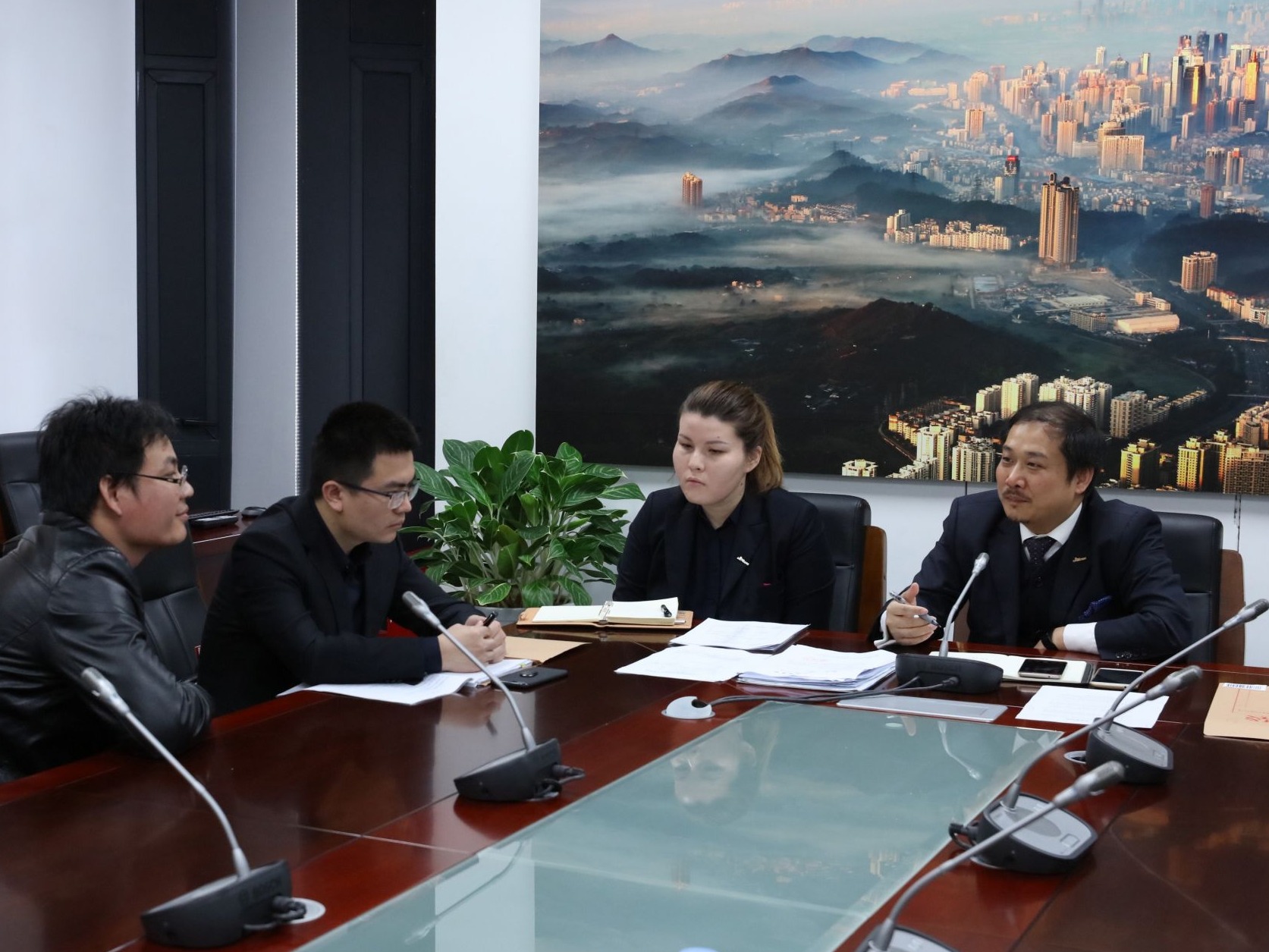 在全国率先引入港籍陪审员参与涉港案件审理 构建跨境纠纷解决机制的“深圳窗口”