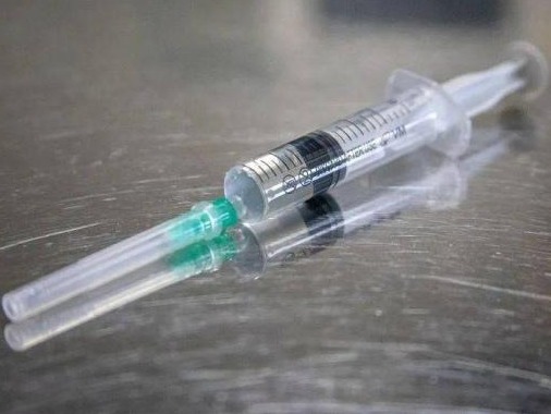 加拿大多伦多前线医护接种第一剂新冠疫苗