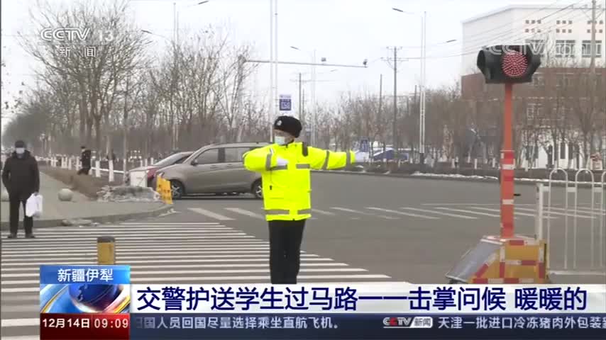 可可爱爱！交警护送学生过马路挨个击掌