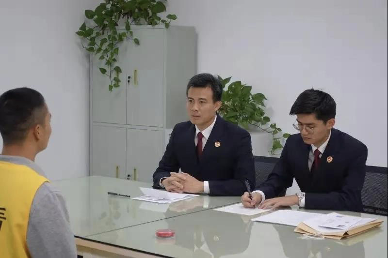 深圳一男子为逃惩罚“躲猫猫”，使用两张有效身份证真能逍遥法外？