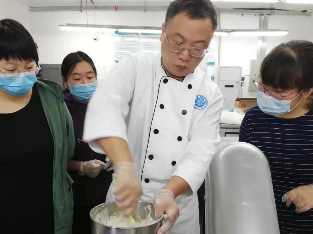 深圳军嫂跟资深师傅学烘焙，甜甜圈、蛋挞、核酥饼……看饿了！
