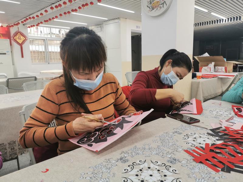 东乐社区开展“巧手剪出中国梦”第二期剪纸活动