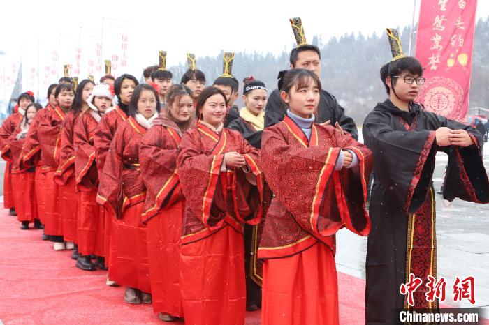 汉式雪地集体婚礼秀现场。马佳欣 摄