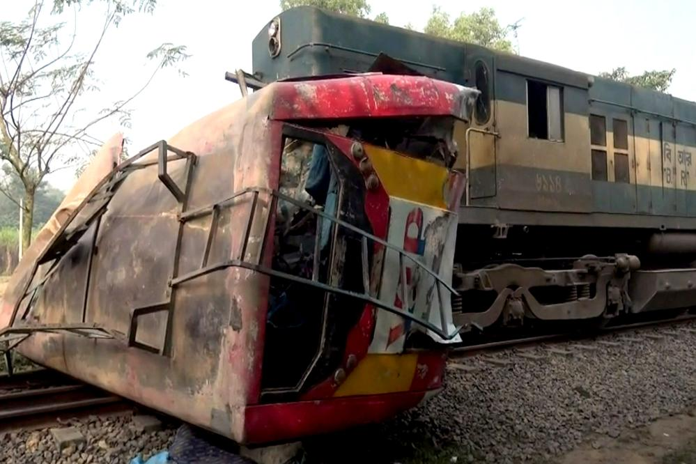 孟加拉国火车与客车相撞致12死，警方：道口看守人员疏忽所致 