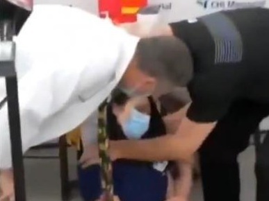 美国一女护士接种辉瑞疫苗后眩晕，在直播中晕倒