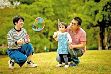 宝安奋斗者 | 她坚守机场当“守门人” 他奋战一线守护健康——深圳边检总站深圳机场边检站民警麦小雨家庭获广东省文明家庭称号
