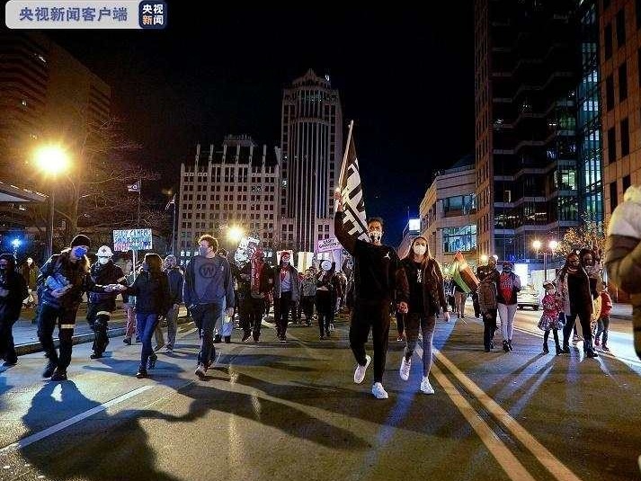 非裔青年遭误杀，美国俄亥俄州爆发抗议活动
