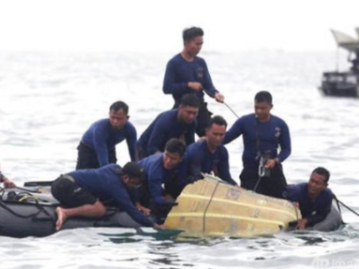 印尼搜寻人员开始打捞SJ182黑匣子 客机坠海前完整无损 