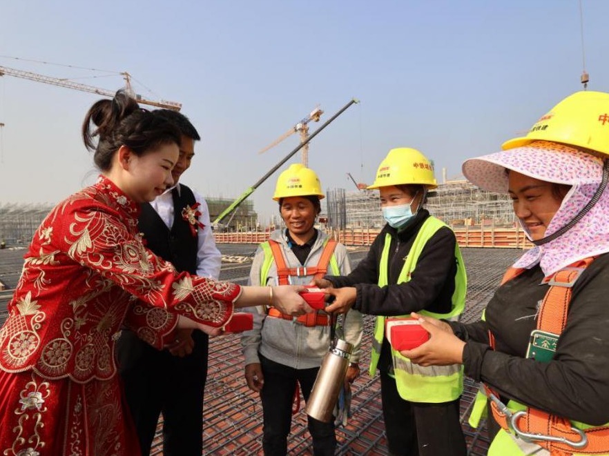 赣深高铁惠州北站举办“别样”婚礼 300多名工人将留工地过年