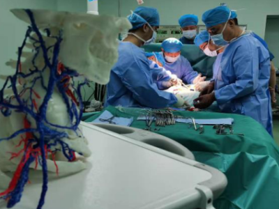 男子颈胸巨大肿瘤被判“死刑”，辗转千里求医深圳获救