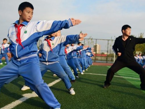 教育部答复“防止男性青少年女性化”提案：注重“阳刚之气”培养