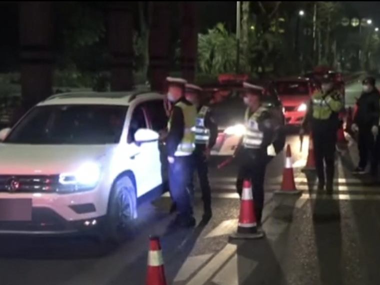 “我是更年期，你不要动我”女子醉驾被抓耍赖抵抗