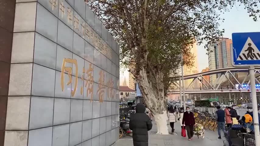 武汉一天桥上刻满援鄂医疗队队名