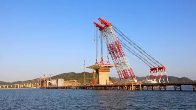 金海大桥迎重大节点 春节将完成难度最大的主塔吊装