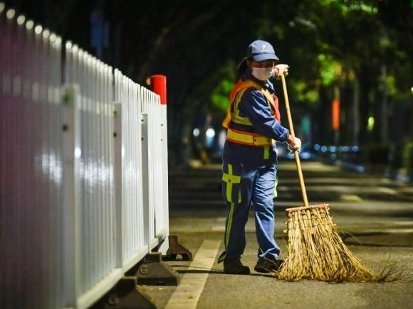 市民在哪里，保洁就到哪里！广州环卫人擦亮文明之窗