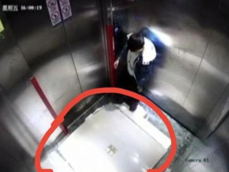 惊险！深圳一小区电梯顶棚突然掉落，7岁男童险被砸中