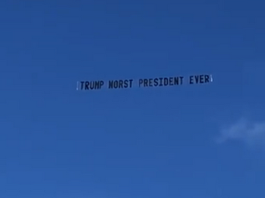 飞机在特朗普家门口拉条幅：史上最烂总统
