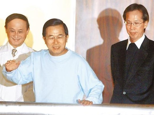 陈水扁亲信潜逃美国12年 自家车库内持枪自尽 
