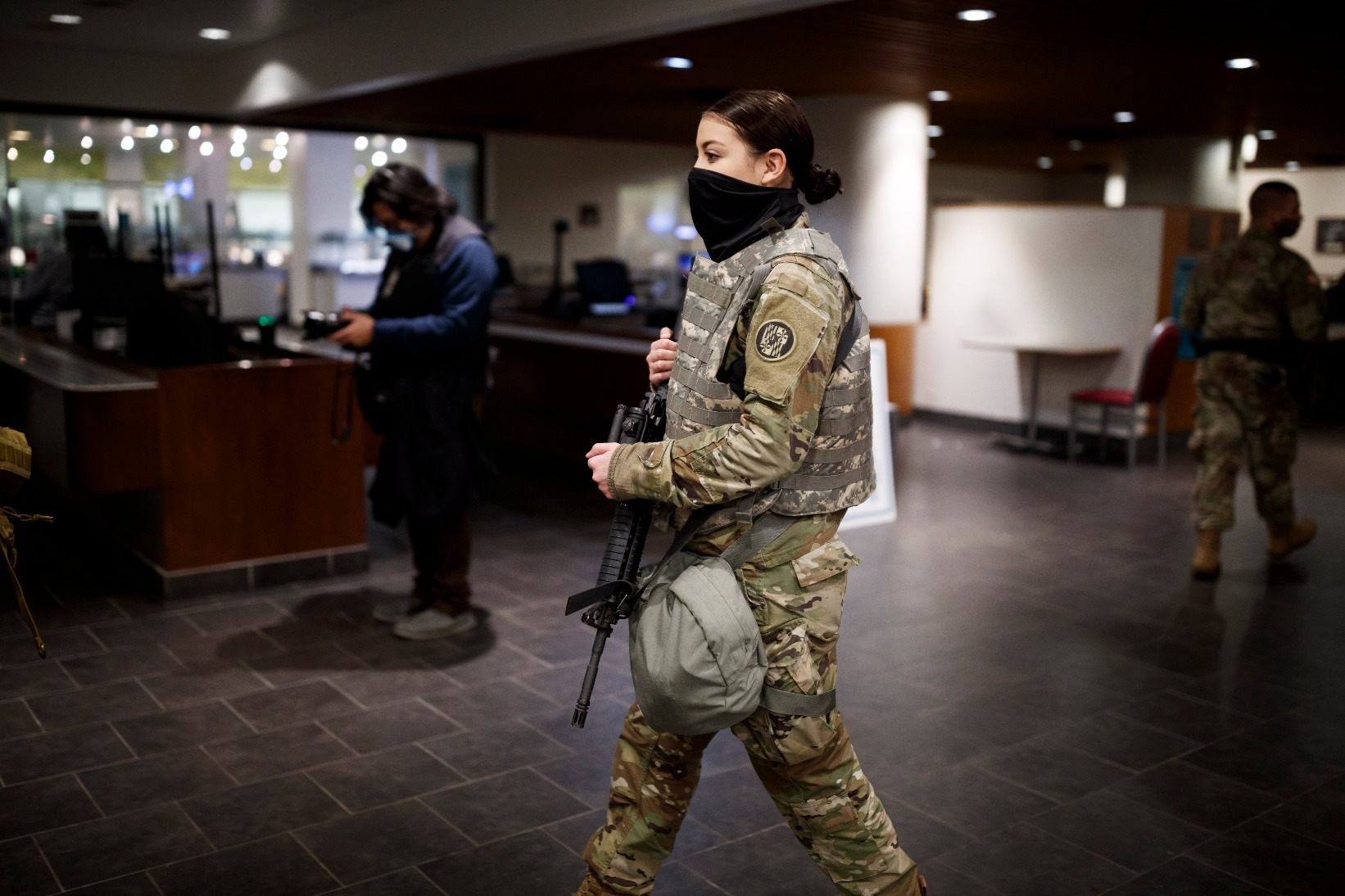 允许染指甲,戴耳环……美国陆军放松女兵军容规定