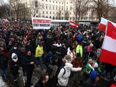 维也纳数千人游行抗议防疫封锁，多数人不戴口罩、亲吻拥抱