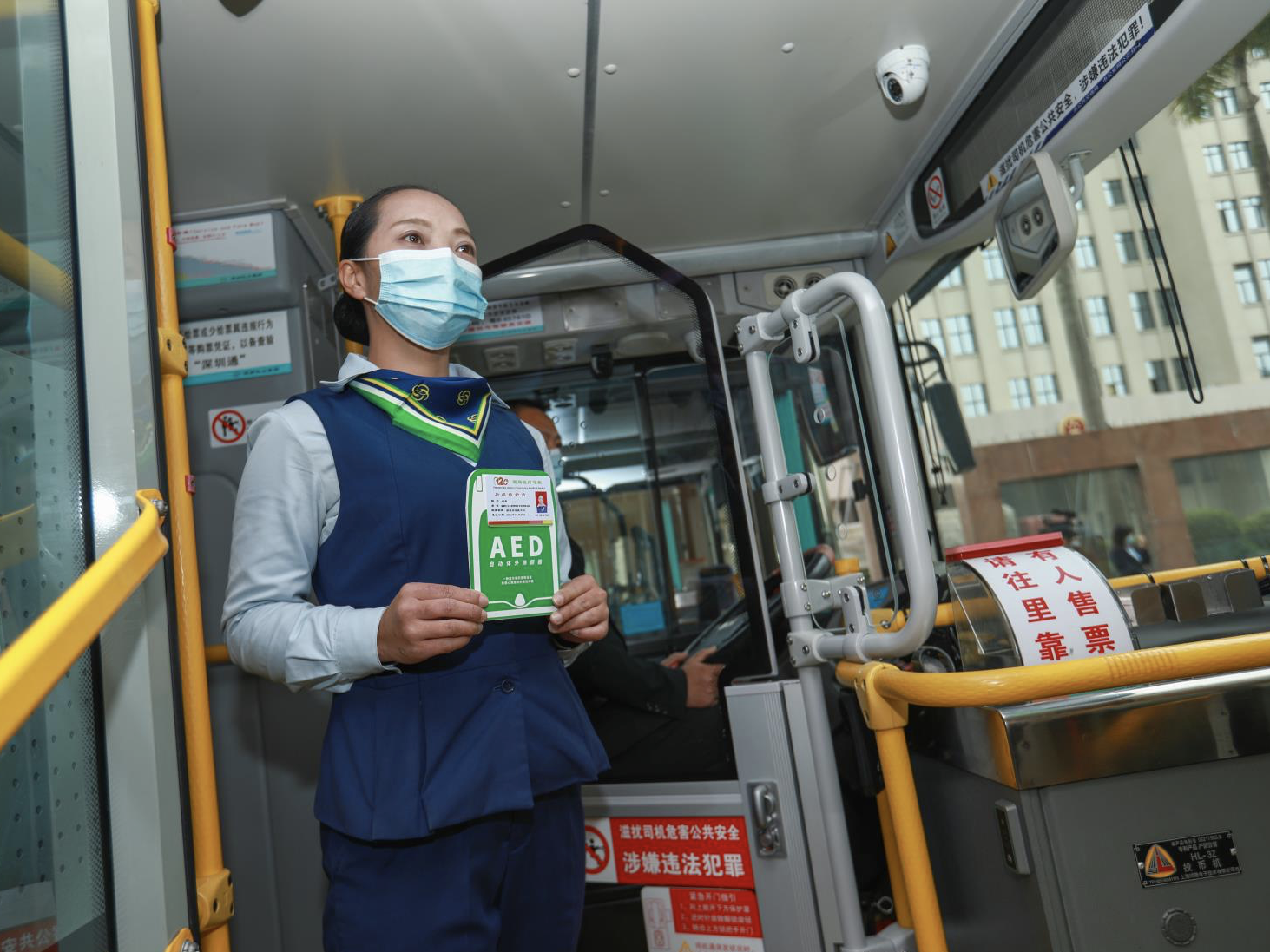 深圳105辆公交车投放安装AED，可兼顾车内、车外