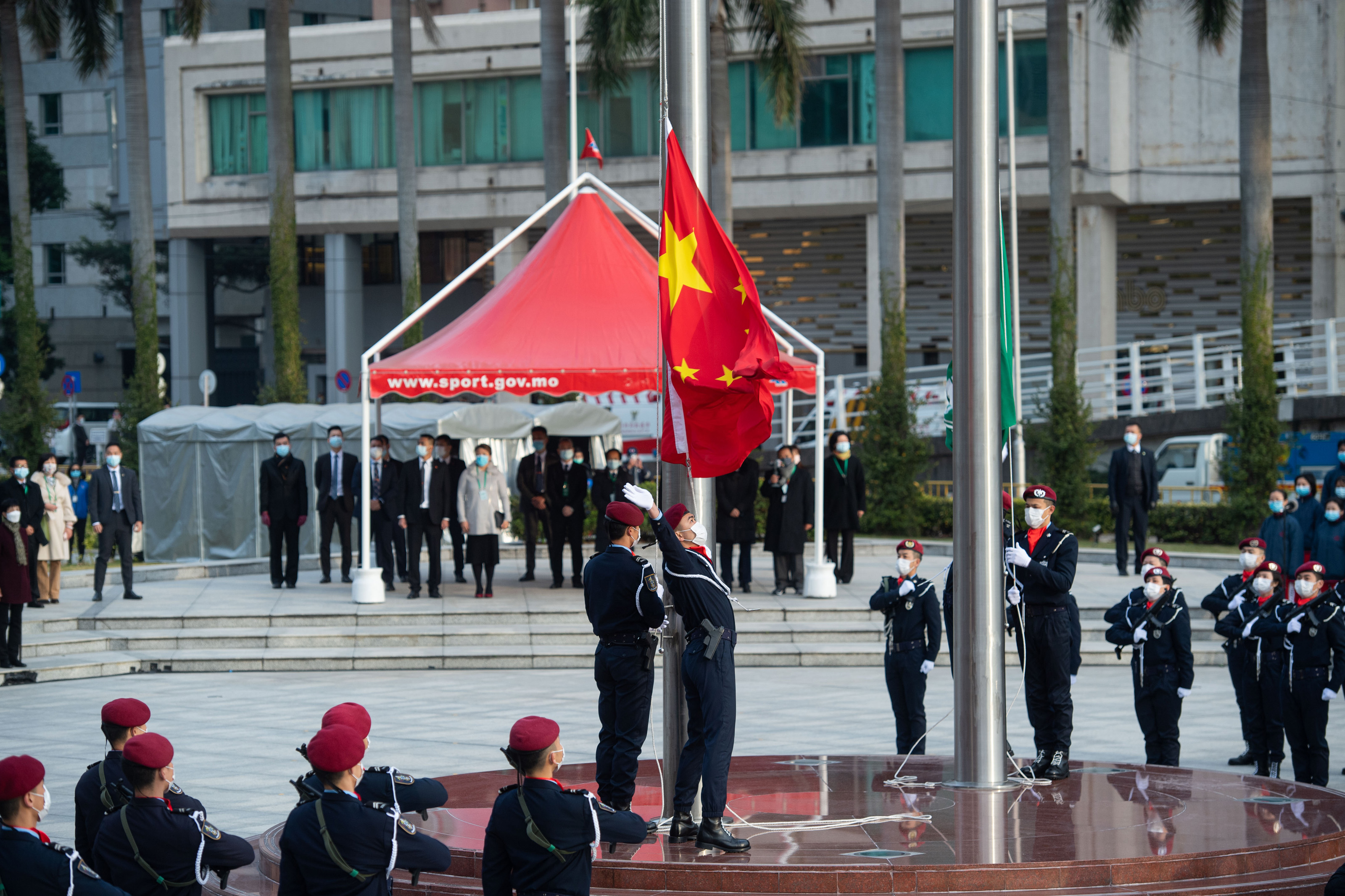 图为澳门特区政府在金莲花广场举行升国旗,区旗仪式,庆祝澳门回归祖国