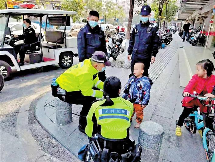 萌娃光脚上街 交警及时援助