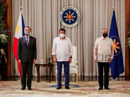 菲律宾总统会见王毅：中方决定向菲方无偿援助一批新冠疫苗
