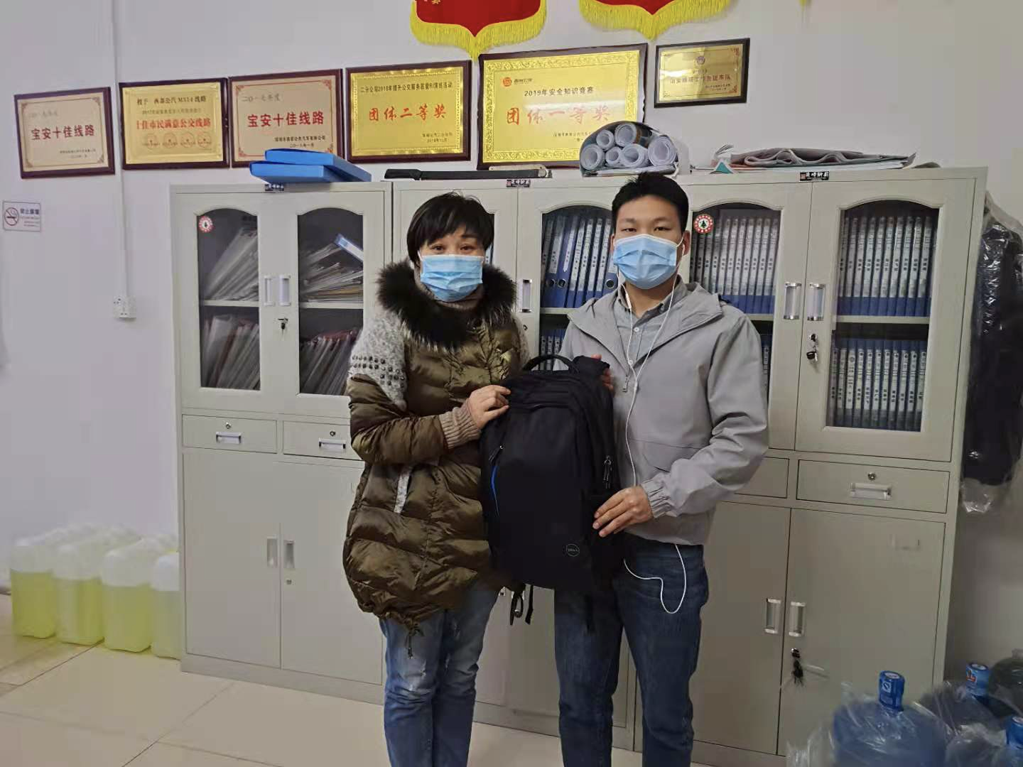 公交人半小时为乘客寻回遗失物