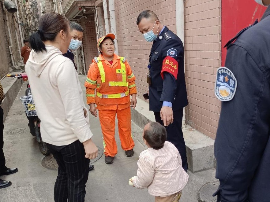 幼童走丢3小时 松岗网格员半小时帮其找到家长