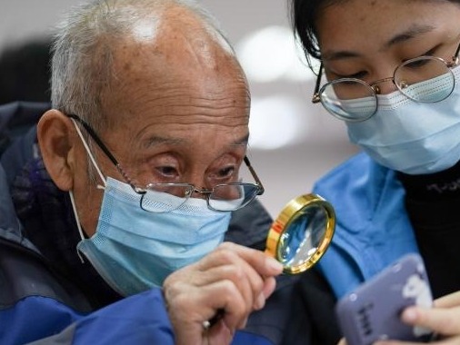 多地代表委员关注数字鸿沟，建议加强老年人使用智能手机培训