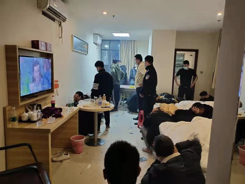 深圳一包工头开房聚赌，最高押1000元，17人涉赌被抓！