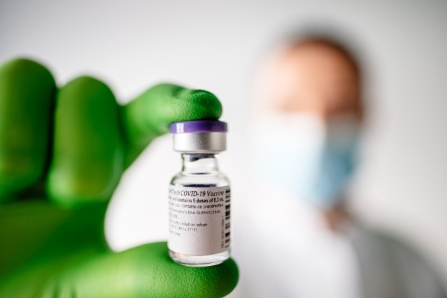 跨公司合作提高产量，赛诺菲将生产竞争对手辉瑞的新冠疫苗