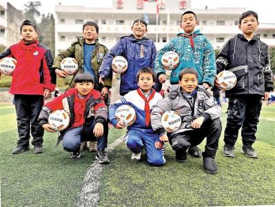 500个足球温暖山里娃 区教科院点亮麻江县景阳小学孩子们的绿茵梦