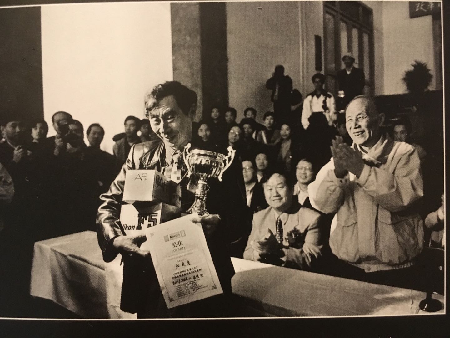 前沿现场｜记录小平同志两次视察深圳，他让瞬间化为永恒——“老记”江式高谈新闻摄影