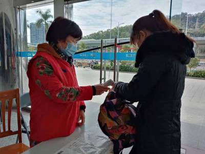 罗湖银湖社区志愿者深圳汽车站内送温暖