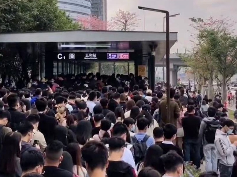 极速真探｜深圳地铁5号线因车门夹物导致延误  