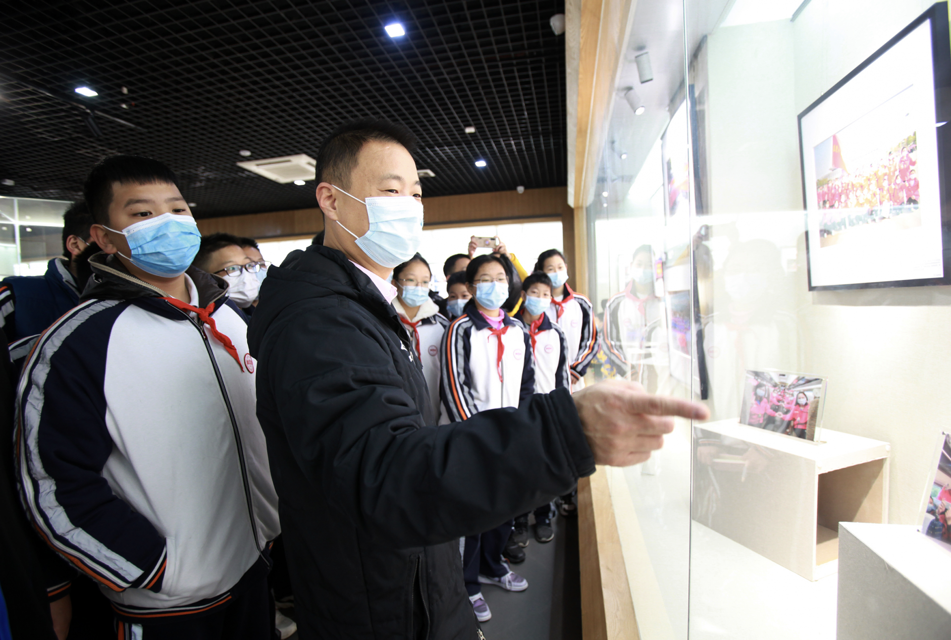看展览、绘制抗疫主题口罩……东莞青少年积极参与防疫教育活动