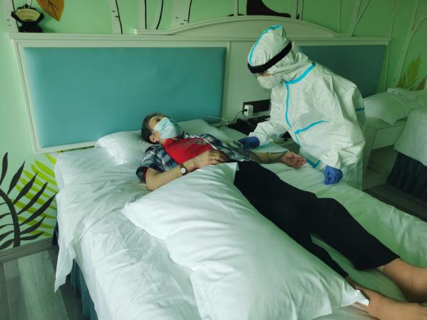 凤凰街道隔离点志愿者包行：全心全力抗疫尽情尽意服务       