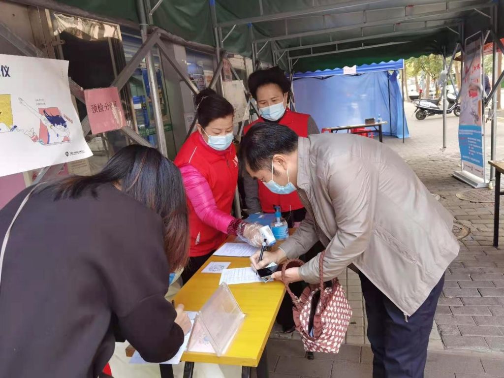翠鹏老党员志愿者继续协助社康中心