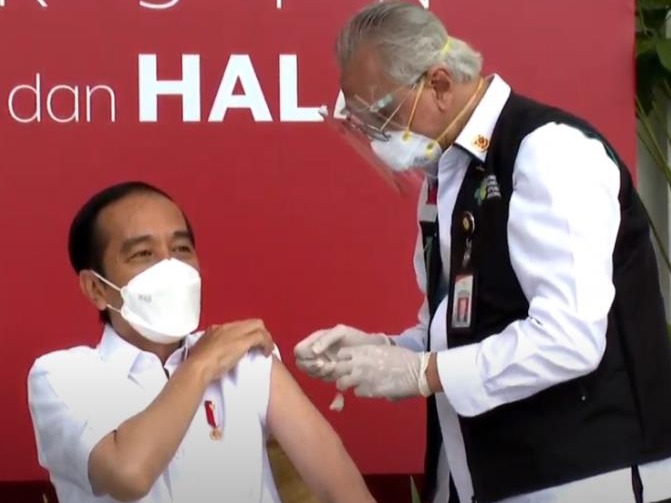 印尼总统佐科接种中国新冠疫苗，注射过程在网络上直播