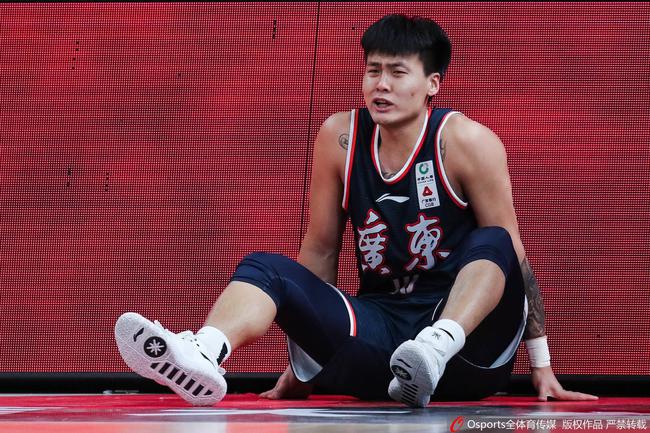 体坛联播｜赵睿垫脚犯规引争议，NBA两场比赛因疫情推迟