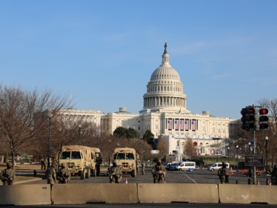 美国首都华盛顿加强安保，国民警卫队重兵防守国会山