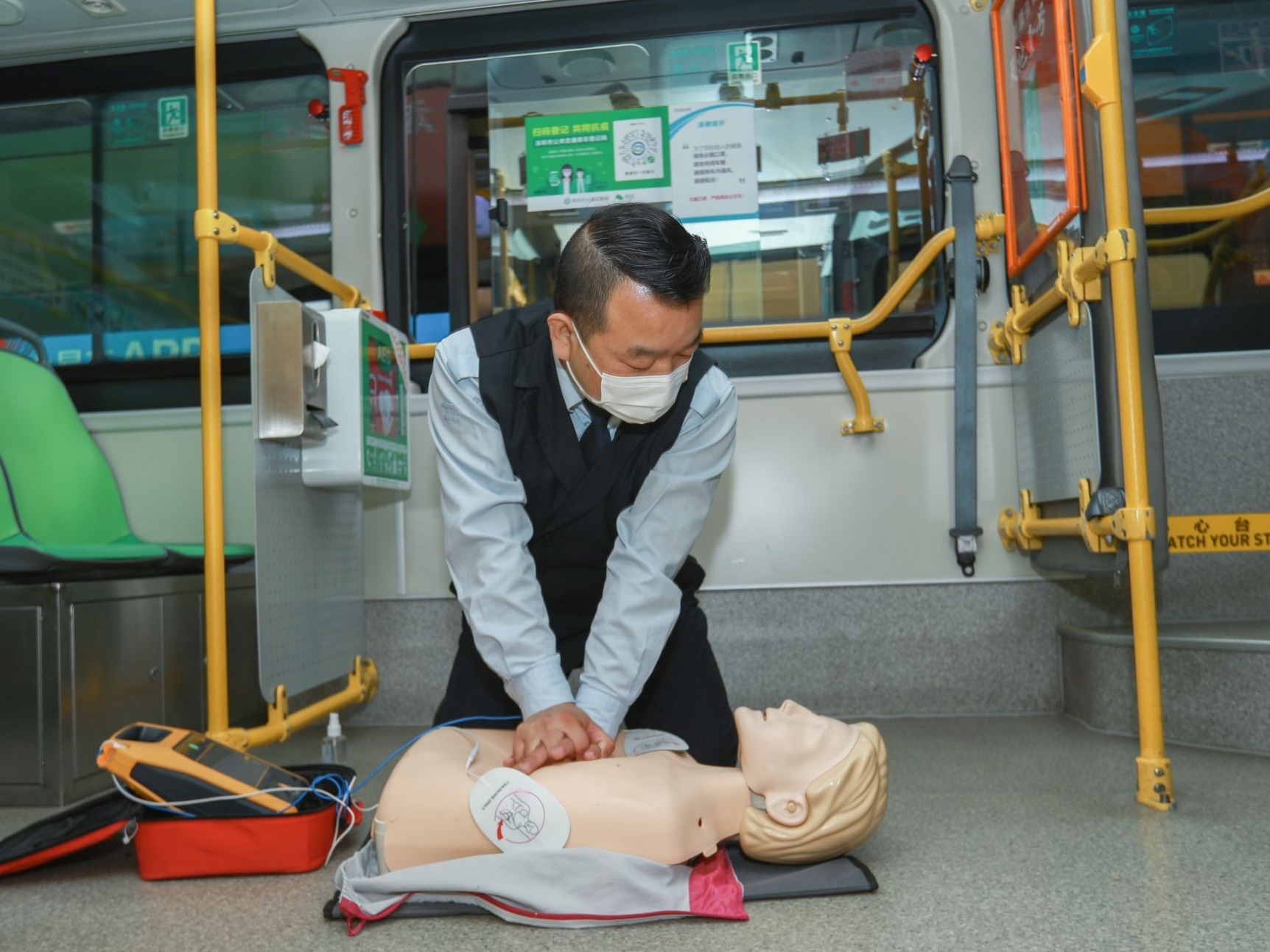 深圳105辆公交车投放安装AED，可兼顾车内、车外