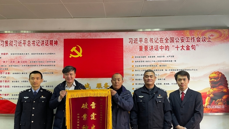 男子用石头砸毁银行ATM机，不图财只为泄愤